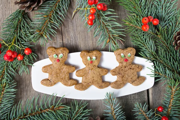 Biscuits de pain d'épice de Noël sur fond en bois — Photo