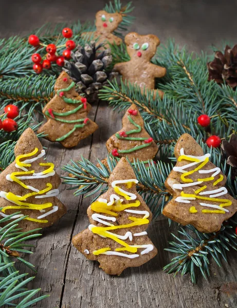Vánoční perník sušenky na dřevěném pozadí — Stock fotografie