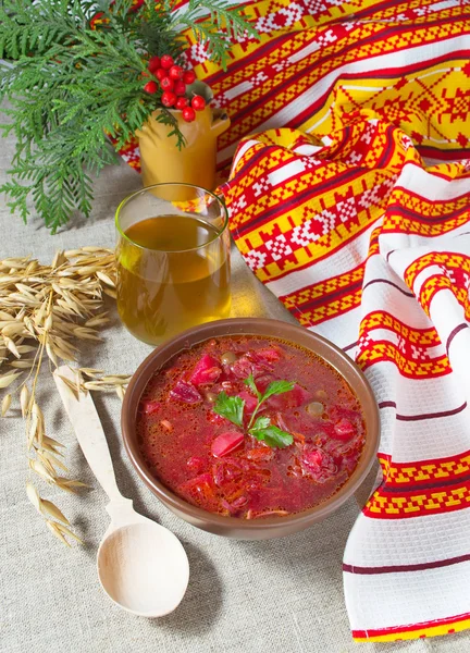 ウクライナとポーランドの伝統的な赤ボルシチ — ストック写真