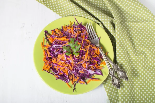 Salada de salada de salada com repolho vermelho e cenoura — Fotografia de Stock