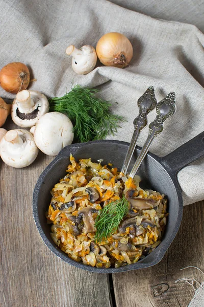 Stewed cabbage with mushrooms and carrot — Stock Photo, Image