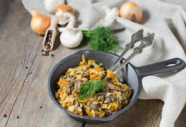 Stewed cabbage with mushrooms and carrot — Stock Photo, Image