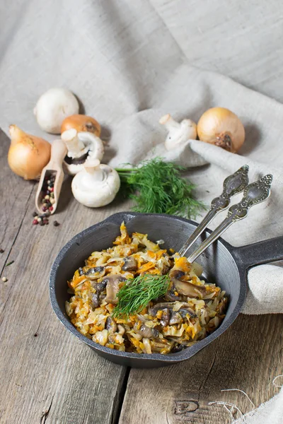 Kubis rebus dengan jamur dan wortel — Stok Foto