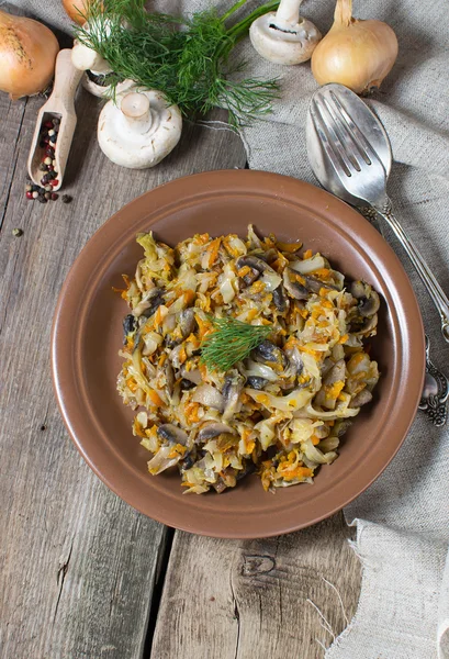 Stewed cabbage with mushrooms and carrot — Stock Photo, Image