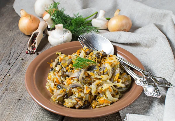 Stewed cabbage with mushrooms and carrot — Stock Photo, Image