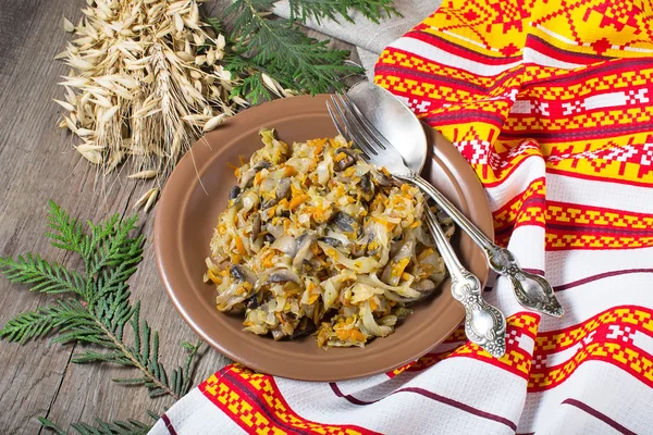 Lenten stewed cabbage with mushrooms — Stock Photo, Image