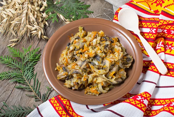 Lenten stewed cabbage with mushrooms — Stock Photo, Image