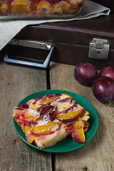 Tatlı plum clafoutis ahşap tablo — Stok fotoğraf