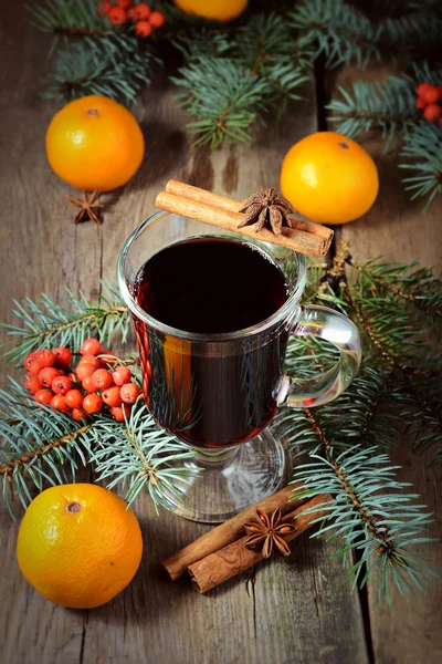 Vino caliente caliente con especias, bebida de invierno — Foto de Stock