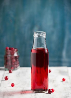 Taze yabanmersini meyve içki şişede 