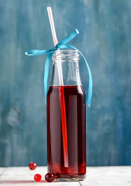 Frisches Preiselbeerfruchtgetränk in der Flasche — Stockfoto