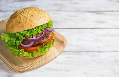 Burger dana pirzola, marul, soğan ve domates