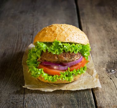 Burger dana pirzola, marul, soğan ve domates