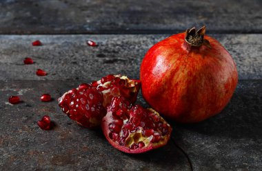 koyu arka plan üzerinde kırmızı nar