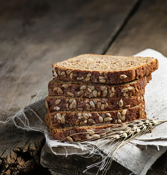Plátky žitného chleba s slunečnicová semena — Stock fotografie