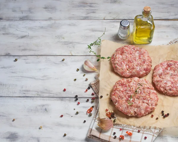 Daging hamburger mentah dengan lada, bawang putih, minyak zaitun dan garam — Stok Foto