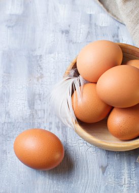 Kahverengi yumurta bir ahşap kase