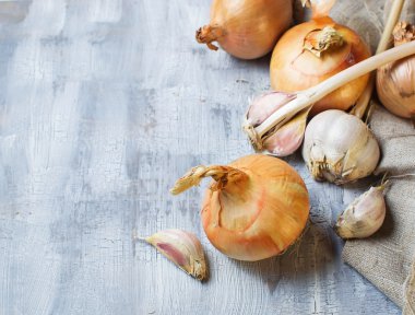 Soğan ve sarımsak gri arka plan üzerinde