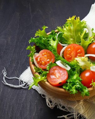 Taze salata domates, frisee ve soğan ile