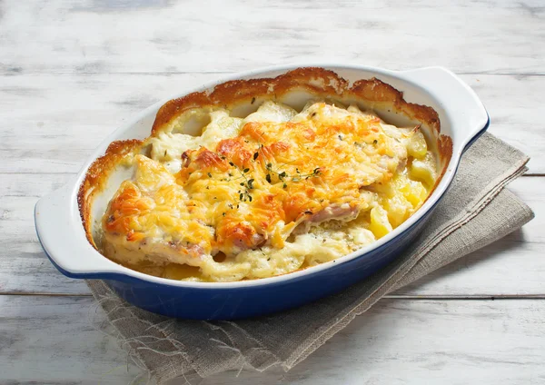 Bakade kött med potatis och ost — Stockfoto