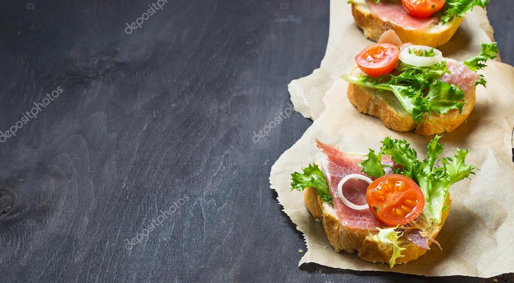 Crostini antipasti italiano con jamón, ensalada y tomate — Foto de stock © yulianny 66207859