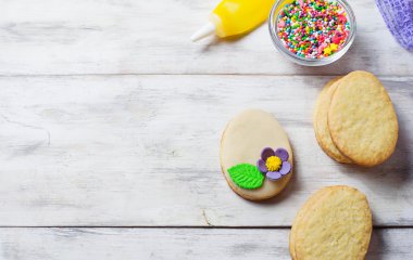 Krema, badem ezmesi çiçek, eşsiz süslemeleri araçları ile tanımlama