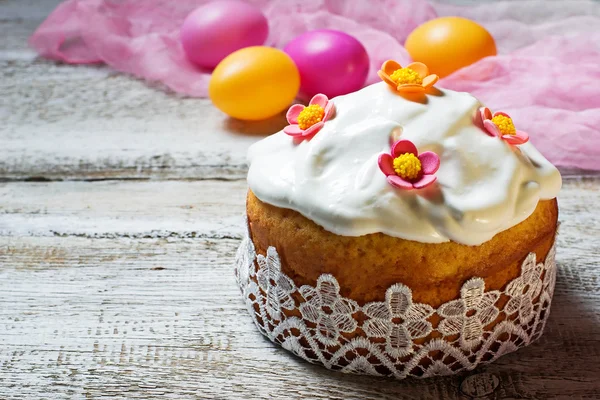 Традиционный пасхальный торт и окрашенные яйца — стоковое фото