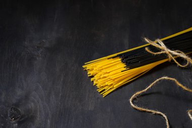 Koyu arka plan üzerinde siyah ve sarı spagetti