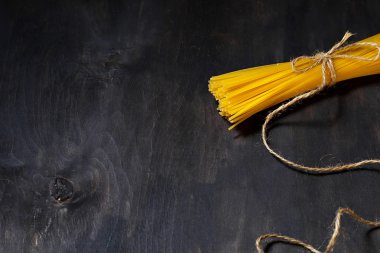 Koyu arka plan üzerinde pişmemiş makarna