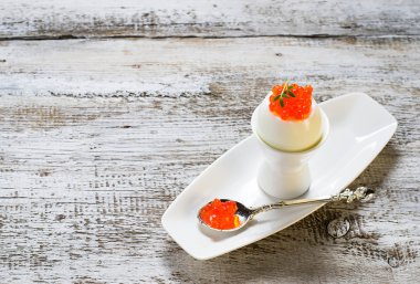 Kırmızı somon havyar ile yumurta