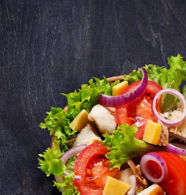 Tavuk, domates, soğan ve peynir salatası