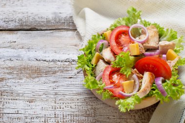 Tavuk, domates, soğan ve peynir salatası