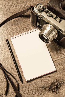 Retro kamera ve dizüstü, tonda fotoğraf