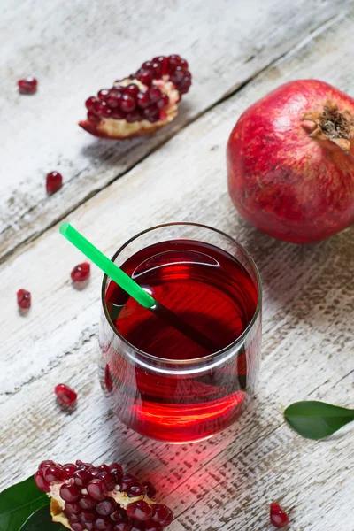 Бокал красного гранатового сока, летний напиток — стоковое фото