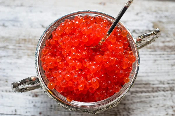 Caviale rosso salmone in scodella d'argento — Foto Stock