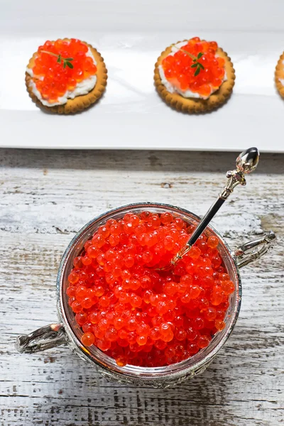 Caviale rosso salmone in scodella d'argento — Foto Stock