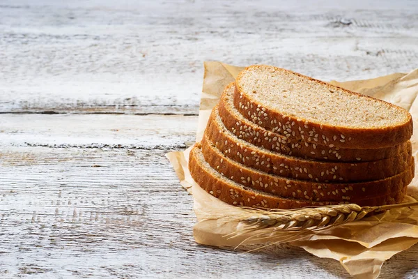 Plátky žitný chléb se sezamem — Stock fotografie