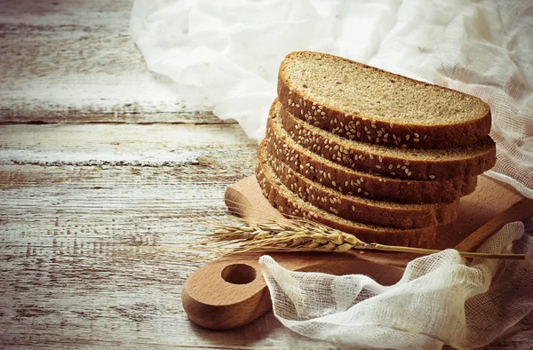 Çavdar ekmeği susam ile dilimlenmiş — Stok fotoğraf