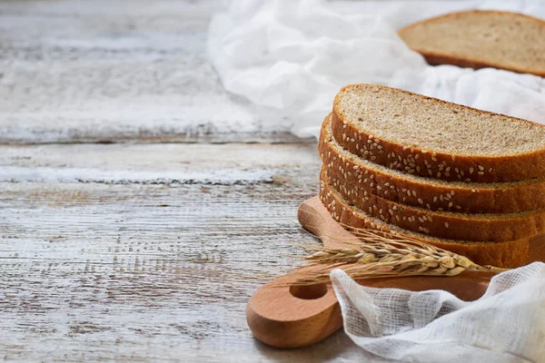 Pan de centeno en rodajas con semillas de sésamo —  Fotos de Stock