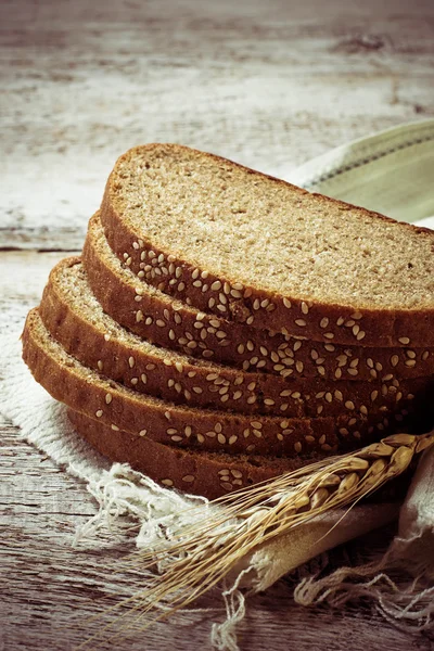 Pan de centeno en rodajas con semillas de sésamo —  Fotos de Stock