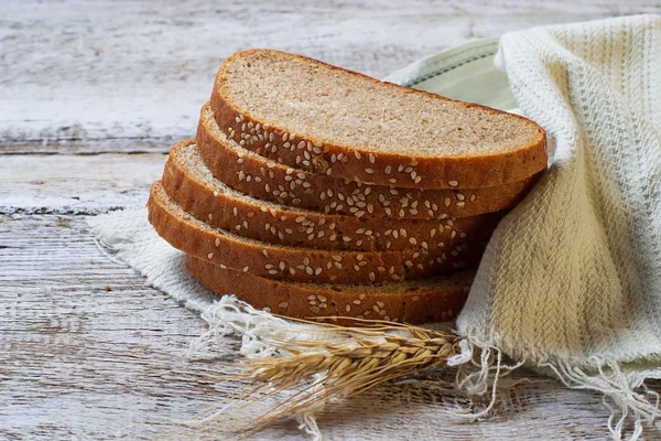 Pan de centeno en rodajas con semillas de sésamo —  Fotos de Stock