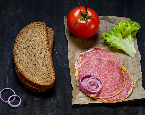 Ingredients for sandwich: bread, tomato, salami, salad, onion — Stock Photo, Image