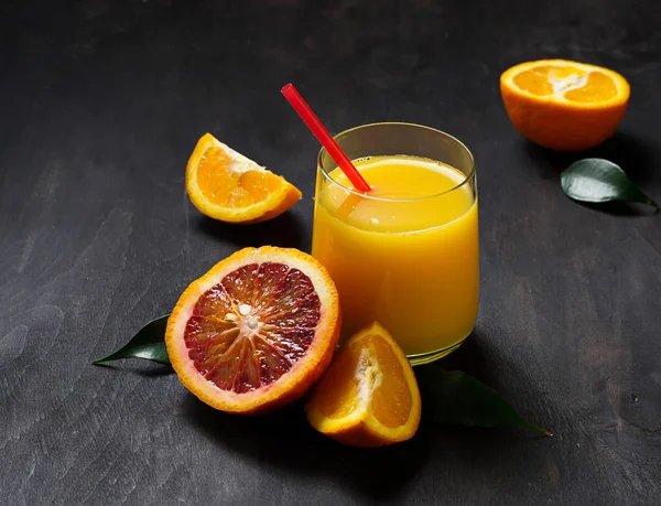 Frischer Orangensaft und geschnittene Orange — Stockfoto