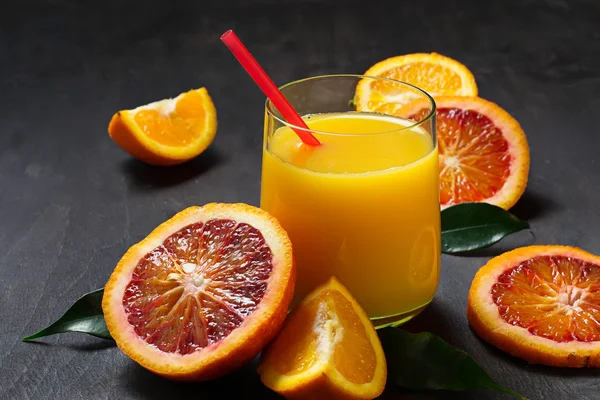 Frischer Orangensaft und geschnittene Orange — Stockfoto