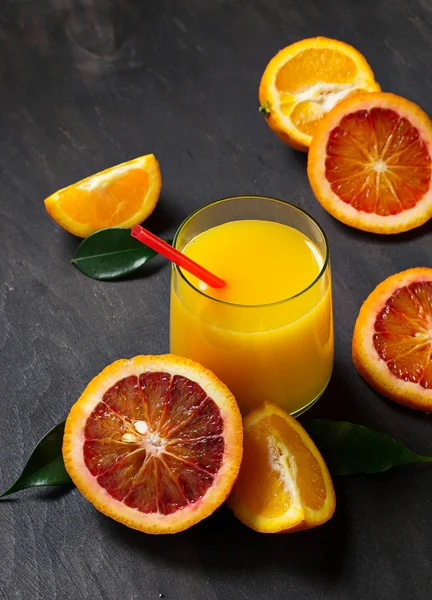 Свежий апельсиновый сок и нарезанный апельсин — стоковое фото