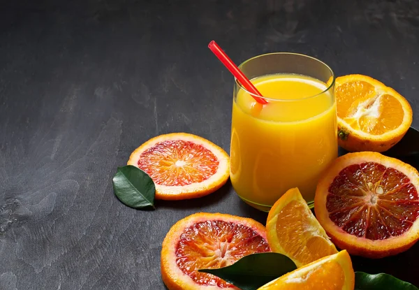 Frischer Orangensaft und geschnittene Orange — Stockfoto