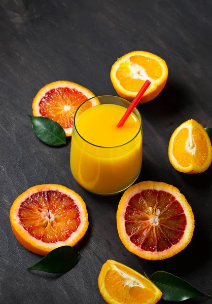 Свежий апельсиновый сок и нарезанный апельсин — стоковое фото