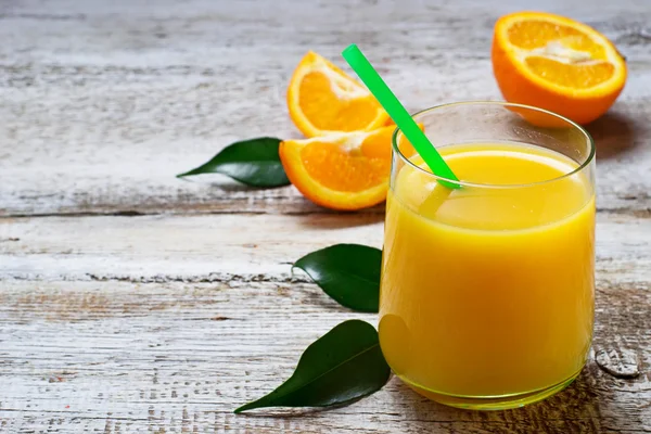 Frischer Orangensaft und geschnittene Orange — Stockfoto
