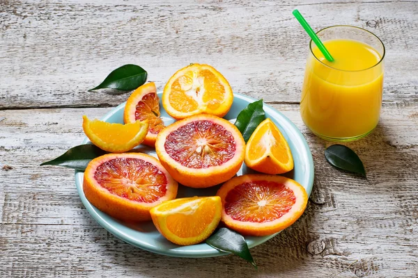 Frischer Orangensaft und geschnittene Orange — Stockfoto