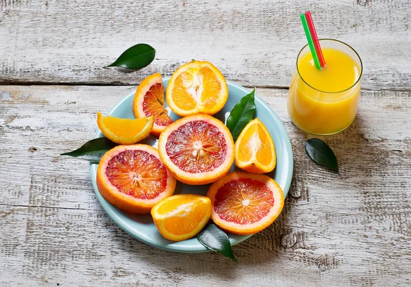 Jugo de naranja fresco y naranja en rodajas — Foto de Stock